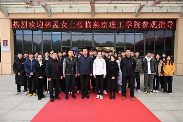 短道速滑世界冠军林孟莅临燕京理工学院 短道速滑世界冠军林孟莅临燕京理工学院_fororder_合影留念