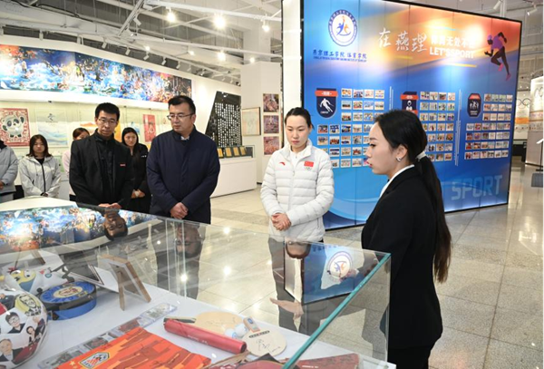短道速滑世界冠军林孟莅临燕京理工学院 短道速滑世界冠军林孟莅临燕京理工学院_fororder_林孟参观体育典藏馆