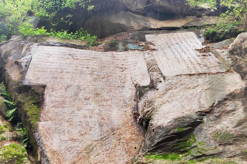 驻华外交官登上福建南安九日山 探寻千年石刻里的海丝记忆_fororder_图片3