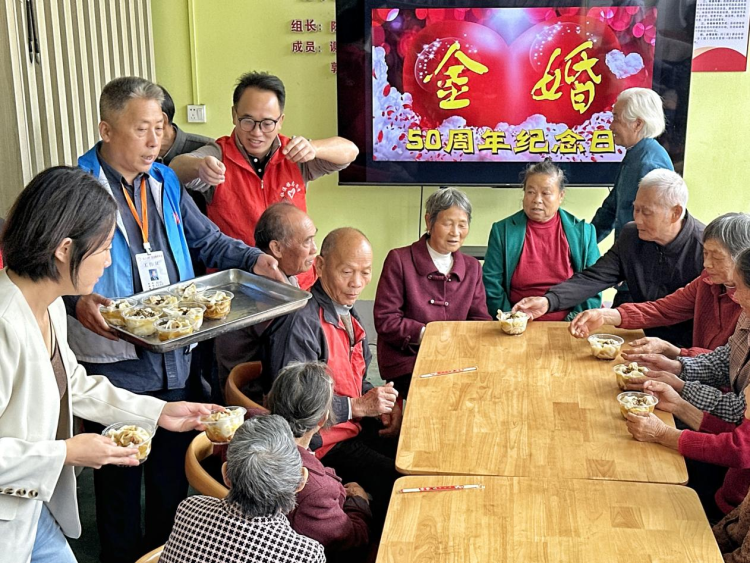 江西上犹:31对金婚夫妇重阳圆梦 半世纪相守定格幸福瞬间_fororder_图片7