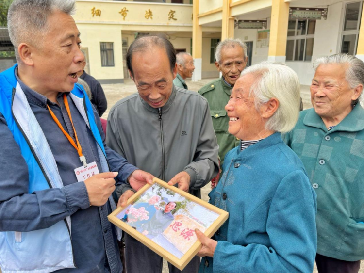 江西上犹:31对金婚夫妇重阳圆梦 半世纪相守定格幸福瞬间_fororder_图片4