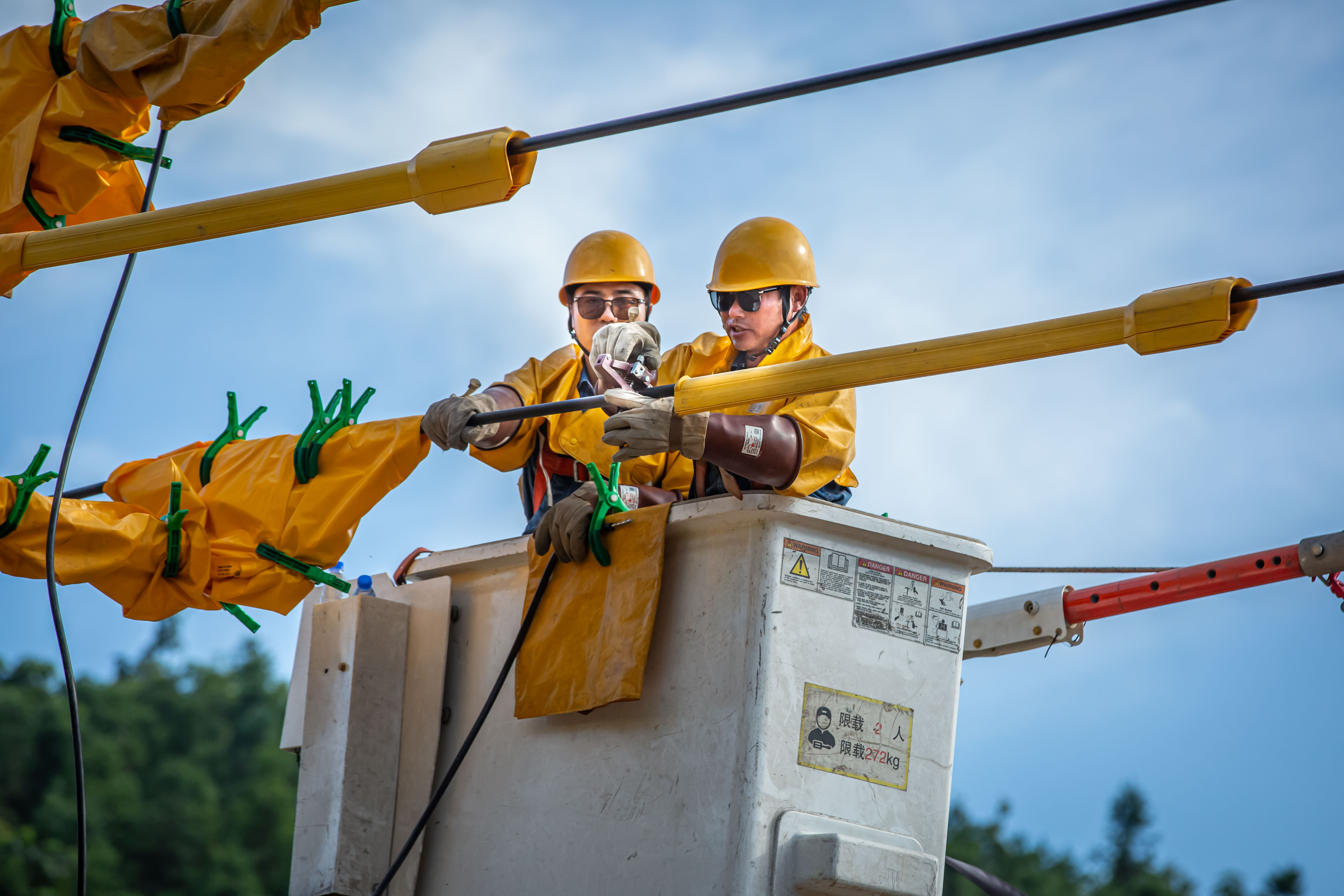 国网宜春市袁州区供电公司:织密电力动脉 点亮袁州新章_fororder_微信图片_20251111142400
