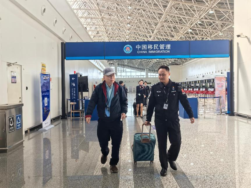 九九重阳暖 国门敬老情——南昌边检站以“定制化护航”书写国门温度_fororder_图片9