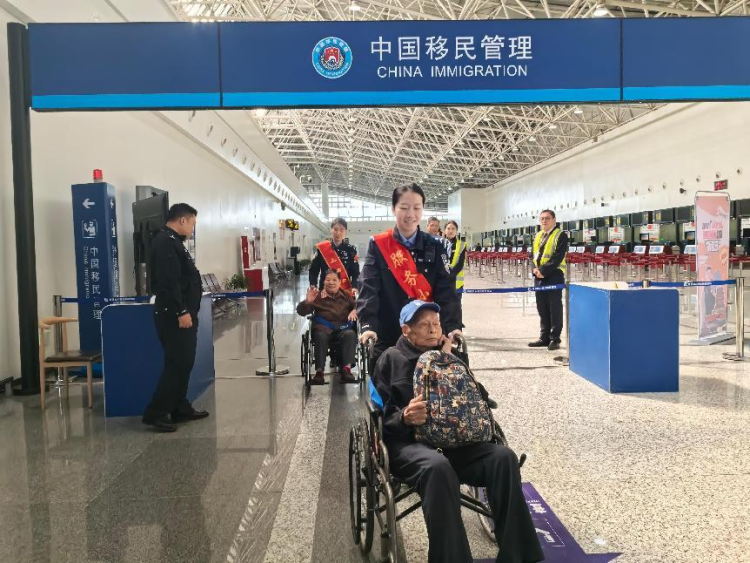 九九重阳暖 国门敬老情——南昌边检站以“定制化护航”书写国门温度_fororder_图片10