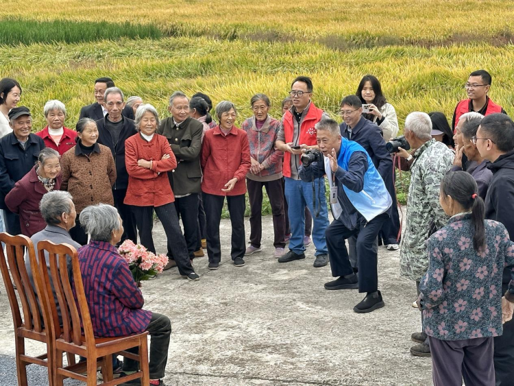 江西上犹:31对金婚夫妇重阳圆梦 半世纪相守定格幸福瞬间