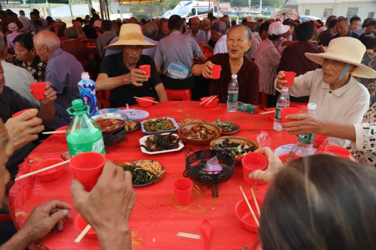 220位老人共赴孝心宴!江西湖口这个村的“团圆饭”暖了秋日时光_fororder_图片5