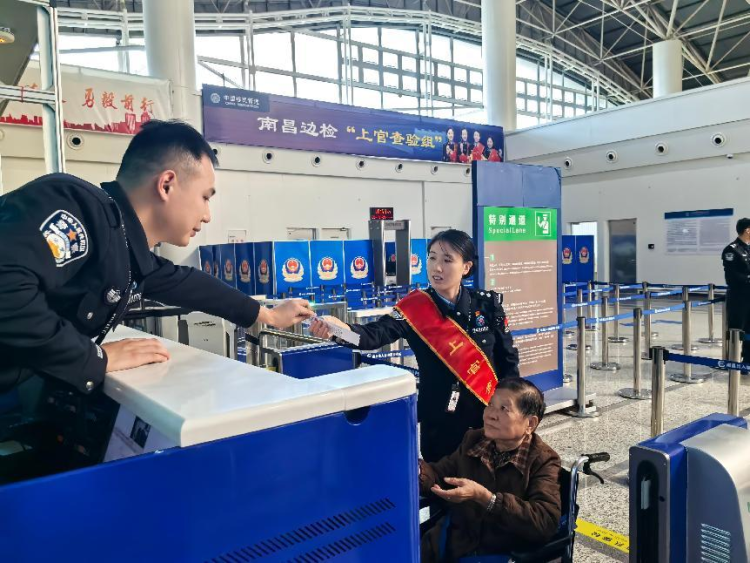 九九重阳暖 国门敬老情——南昌边检站以“定制化护航”书写国门温度_fororder_图片11