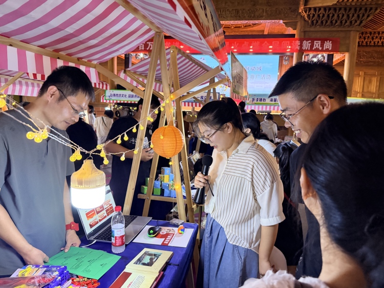 江西省图书馆百万好书“走”进上饶街区_fororder_5