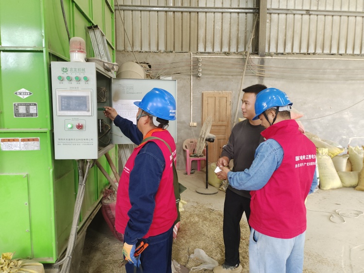 国网兴国县供电公司:电力“红马甲”护航秋收季_fororder_微信图片_20251022165121