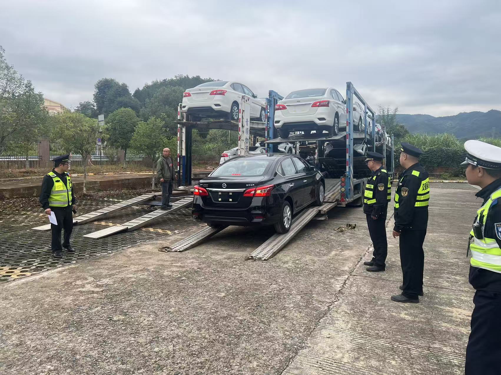 江西省交通运输执法局八支队四大队开展车辆运输车专项治理联合执法行动_fororder_微信图片_20251112164020