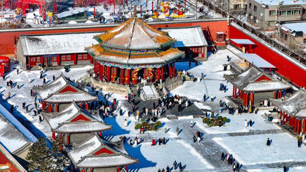 沈阳故宫雪景如画 游客如织
