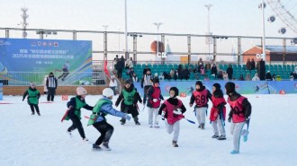 首届“哈尔滨冰雪大世界杯”2025年全国雪地腰旗橄榄球公开赛开赛