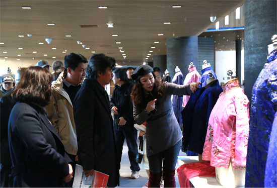 “2025首届辽派旗袍学术论坛”举行_fororder_杨薇旗袍3