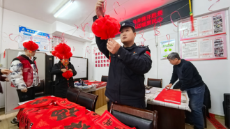 丹东：翰墨飘香迎新春 警民抒写平安福