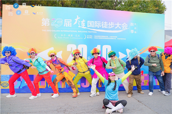 用脚步寻趣海岸线!大连3万名徒步爱好者畅享“体育+文旅”新体验_fororder_102