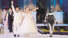 大連：時(shí)尚與科技點(diǎn)亮服博會(huì)開(kāi)幕式