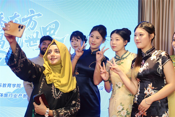 (图勿删)“锦绣东方 遇见世界”沈城上演跨国文化盛宴_fororder_旗袍12