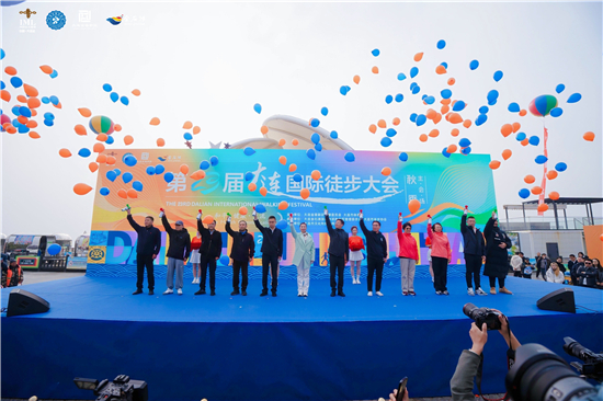 用脚步寻趣海岸线!大连3万名徒步爱好者畅享“体育+文旅”新体验_fororder_101