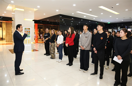 方大集团中兴商业开展服务技能培训_fororder_图说:运营部客服中心主管谢清(左一)为员工开展服务技能培训 摄影:陈强