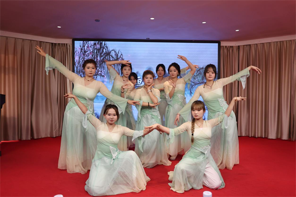 (图勿删)“锦绣东方 遇见世界”沈城上演跨国文化盛宴_fororder_旗袍8