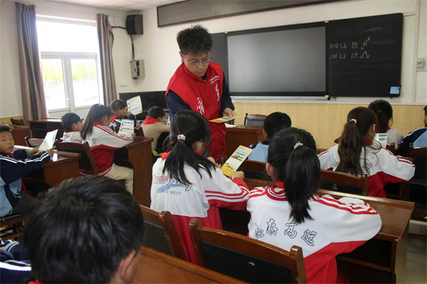 国网朝阳供电公司多维服务零距离  安全用电进乡村_fororder_10月17日,国网朝阳龙城区供电公司组织工作人员到边杖子小学发放用电安全宣传手册