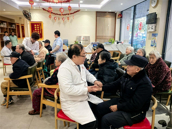 重阳温暖送老人 沈阳市沈河区政协委员赴养老院开展慰问与中医药健康服务活动_fororder_杨薇重阳4