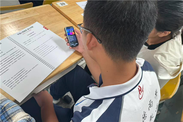 黄冈中学来了位“AI助教” 有道AI答疑笔成学生新宠_fororder_98f1bf9014ed4f2187fd947978422a0b