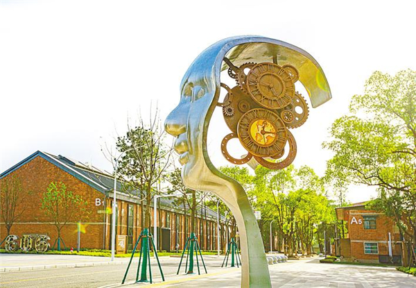 “跑男”穿梭于工业遗迹间 武钢云谷606成潮玩新热土_fororder_微信图片_2025-10-22_094251_825