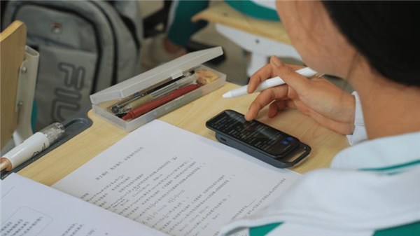 黄冈中学来了位“AI助教” 有道AI答疑笔成学生新宠_fororder_34e5d7bb371049f8b2fa050706b9085a