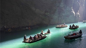 湖北鹤峰：“舟浮空中”初冬旅游热