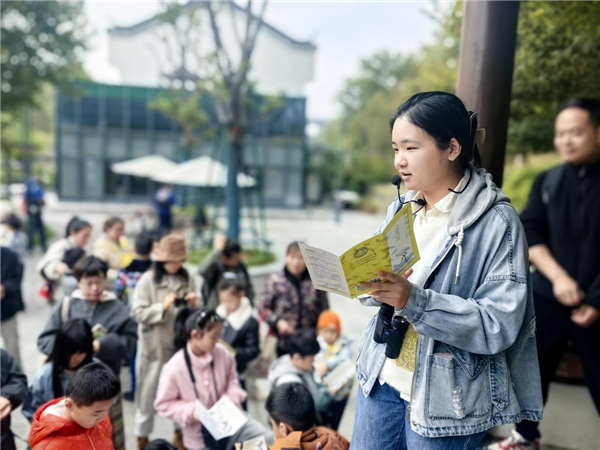 自然之美邂逅传统孝亲 武汉龟山公园重阳观鸟手工活动暖人心_fororder_图片97