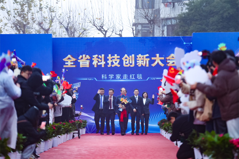 红毯走来顶流天团 湖北“新年第一会”向他们致敬_fororder_图片2