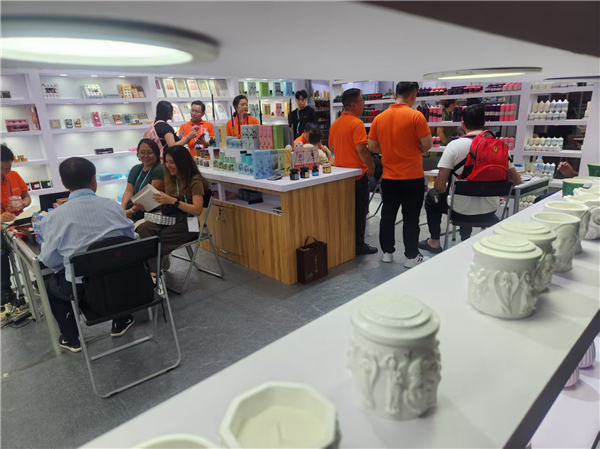 湖北125家企业亮相广交会二期 “绿色智造”点缀品质家居展区_fororder_图片45