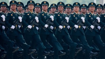 核常兼备 全域慑战！火箭军方队接受检阅_fororder_1