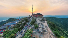 山東泰安：當(dāng)夏日的風(fēng)拂過(guò)泰山 云端上的美景讓你一眼心動(dòng)！_fororder_2a3557fa54074406b3d0ff6235d9db1e.1080x711.960x2147483647