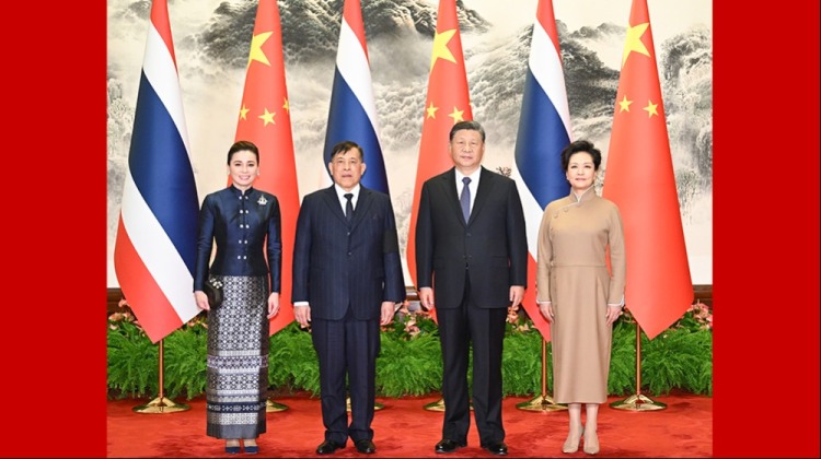 习近平：“让两国人民从中泰合作中获得更多实利”_fororder_时政红底(1)