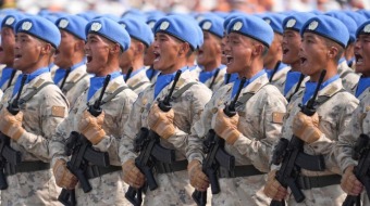 以热血锻铸和平盾牌 “中国蓝盔”接受检阅_fororder_4