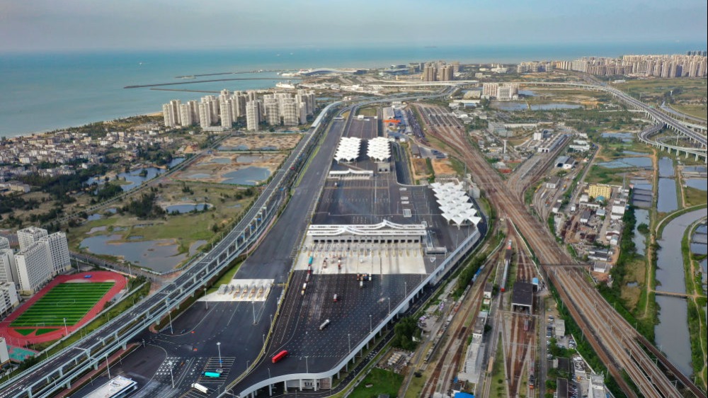 外資加速布局海南封關(guān) 不只“走進來”，更是“融進來”_fororder_這是2025年11月27日拍攝的海口新海港和南港“二線口岸”（貨運）集中查驗場海關(guān)查驗區(qū)（無人機照片）。新華社記者 郭程 攝