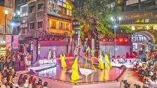 2026重庆国潮时装周启幕 山城梯坎变T台