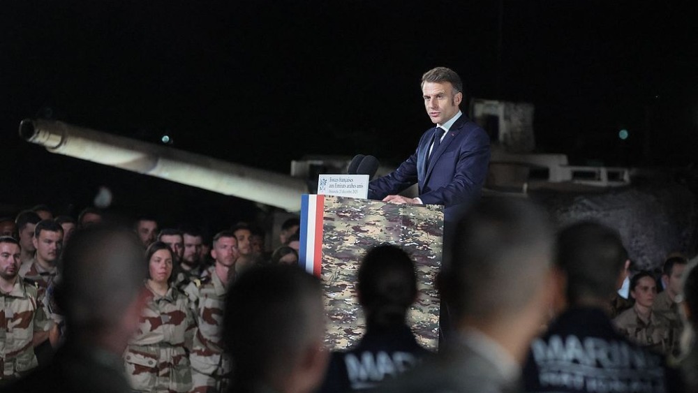 闪评 | 法国将建新航母 决策背后有诸多考量_fororder_马克龙当天在阿拉伯联合酋长国首都阿布扎比向驻扎在当地的法军发表讲话