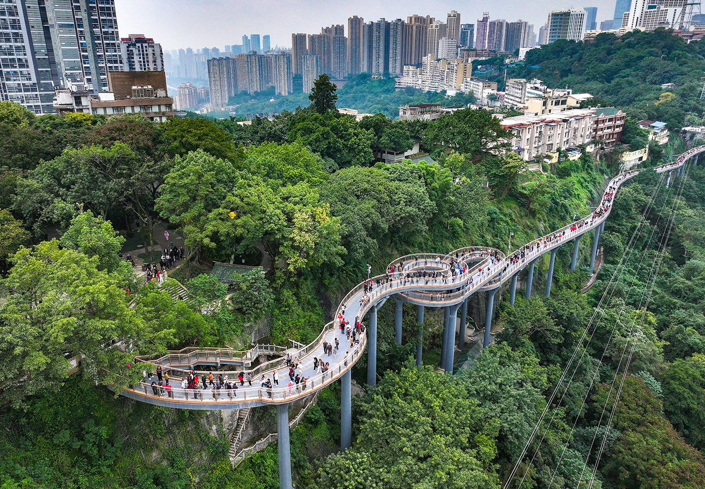 重庆渝中:半山崖线鹅岭栈桥开放首日人气爆棚