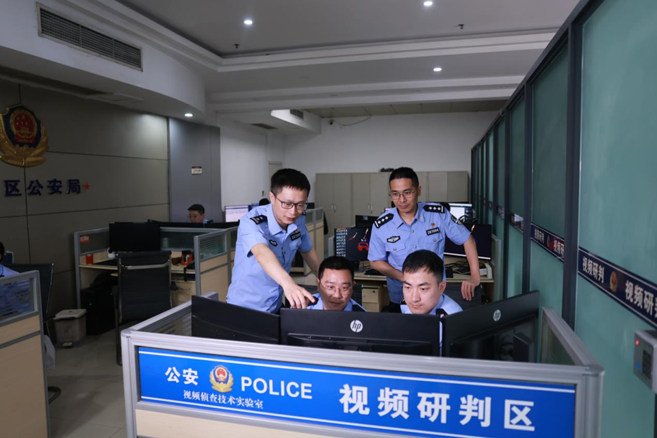 从“抓贼奔”到“技术刘”:重庆刑侦尖兵的数字化革新之路_fororder_图片2