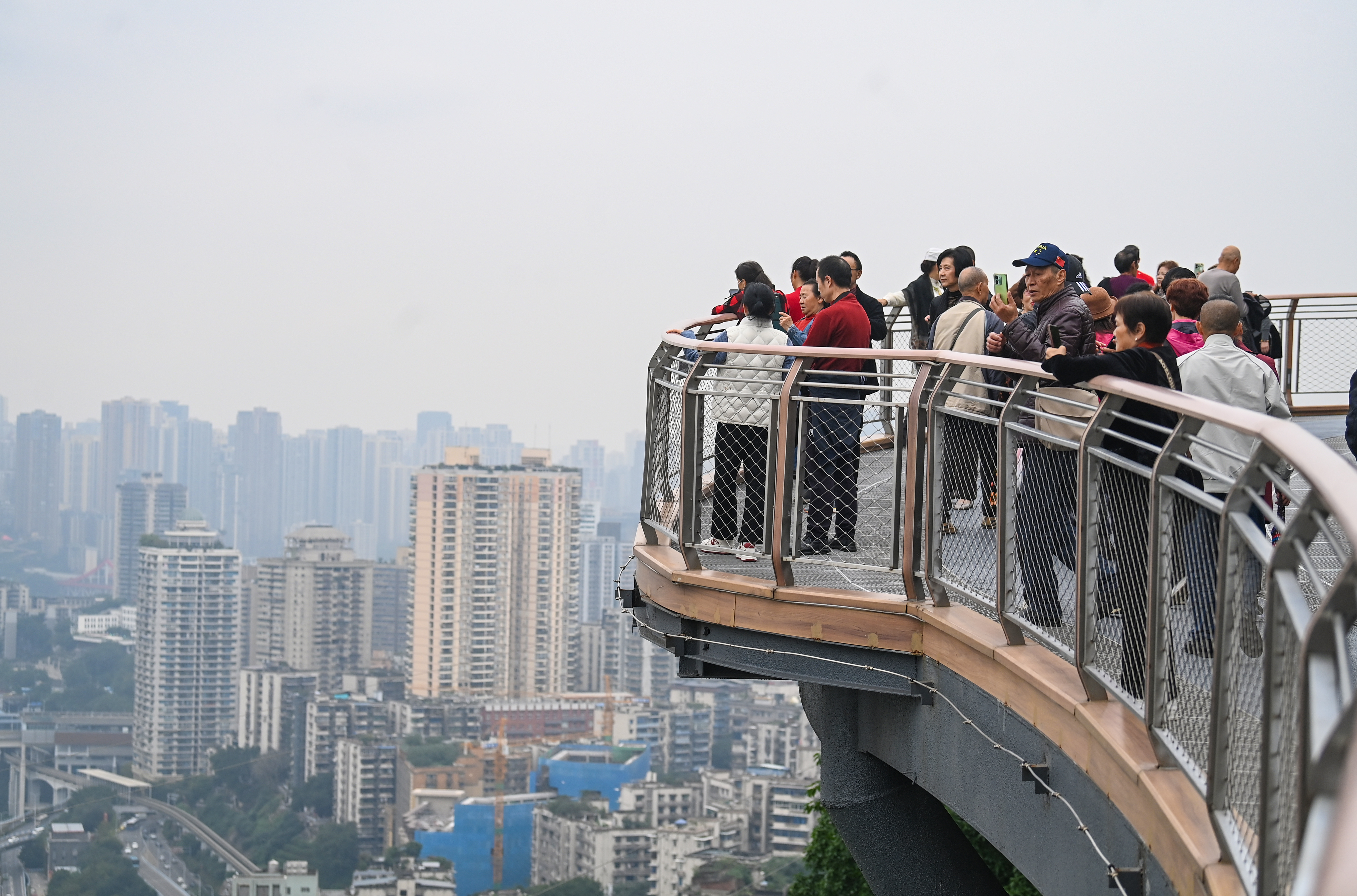 重庆渝中:半山崖线鹅岭栈桥开放首日人气爆棚