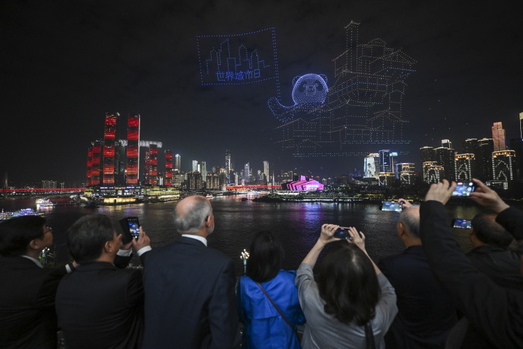 熊猫化身“导游” 世界城市日无人机灯光秀闪耀重庆夜空