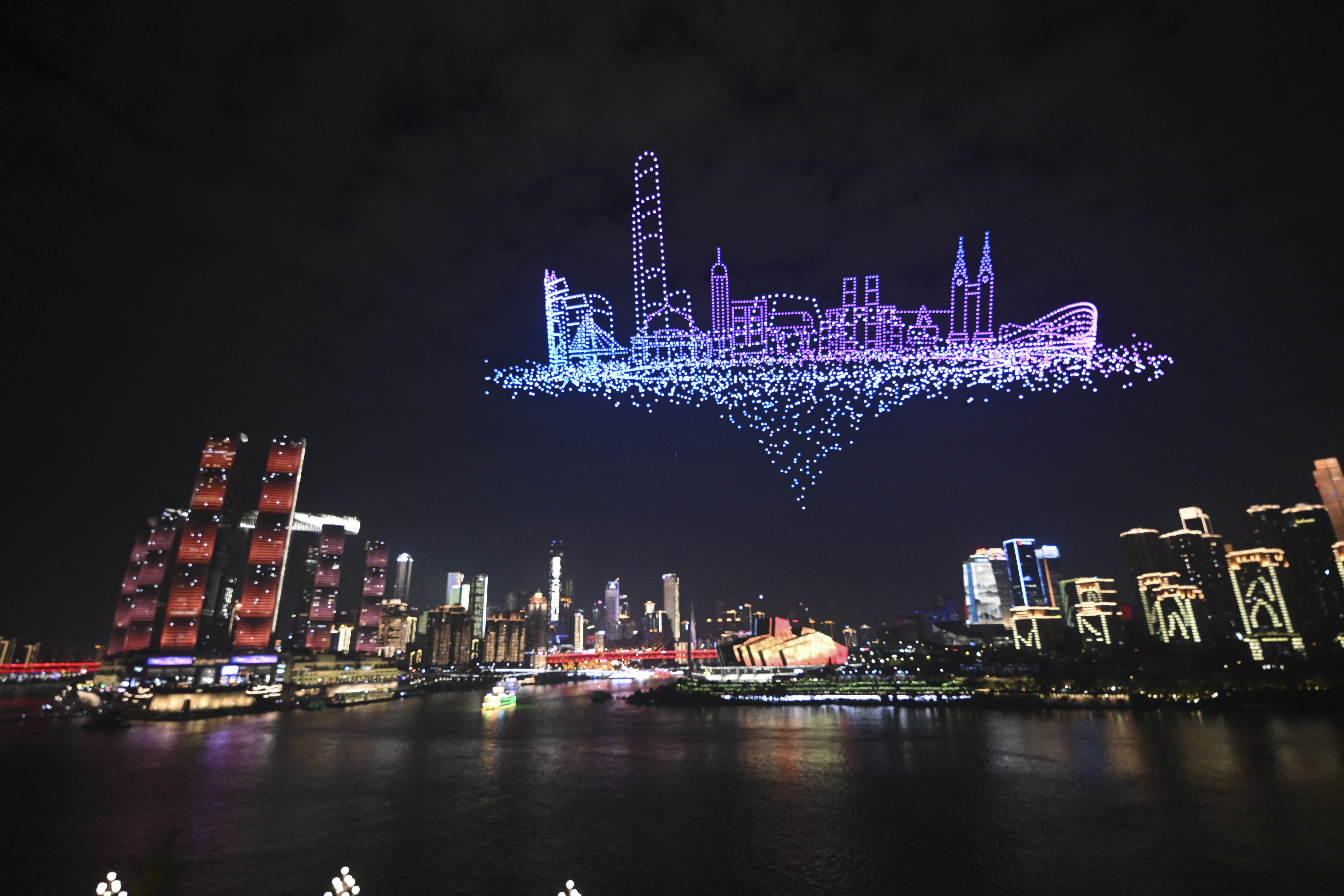 熊猫化身“导游” 世界城市日无人机灯光秀闪耀重庆夜空