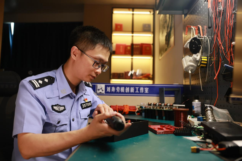 从“抓贼奔”到“技术刘”:重庆刑侦尖兵的数字化革新之路_fororder_图片1