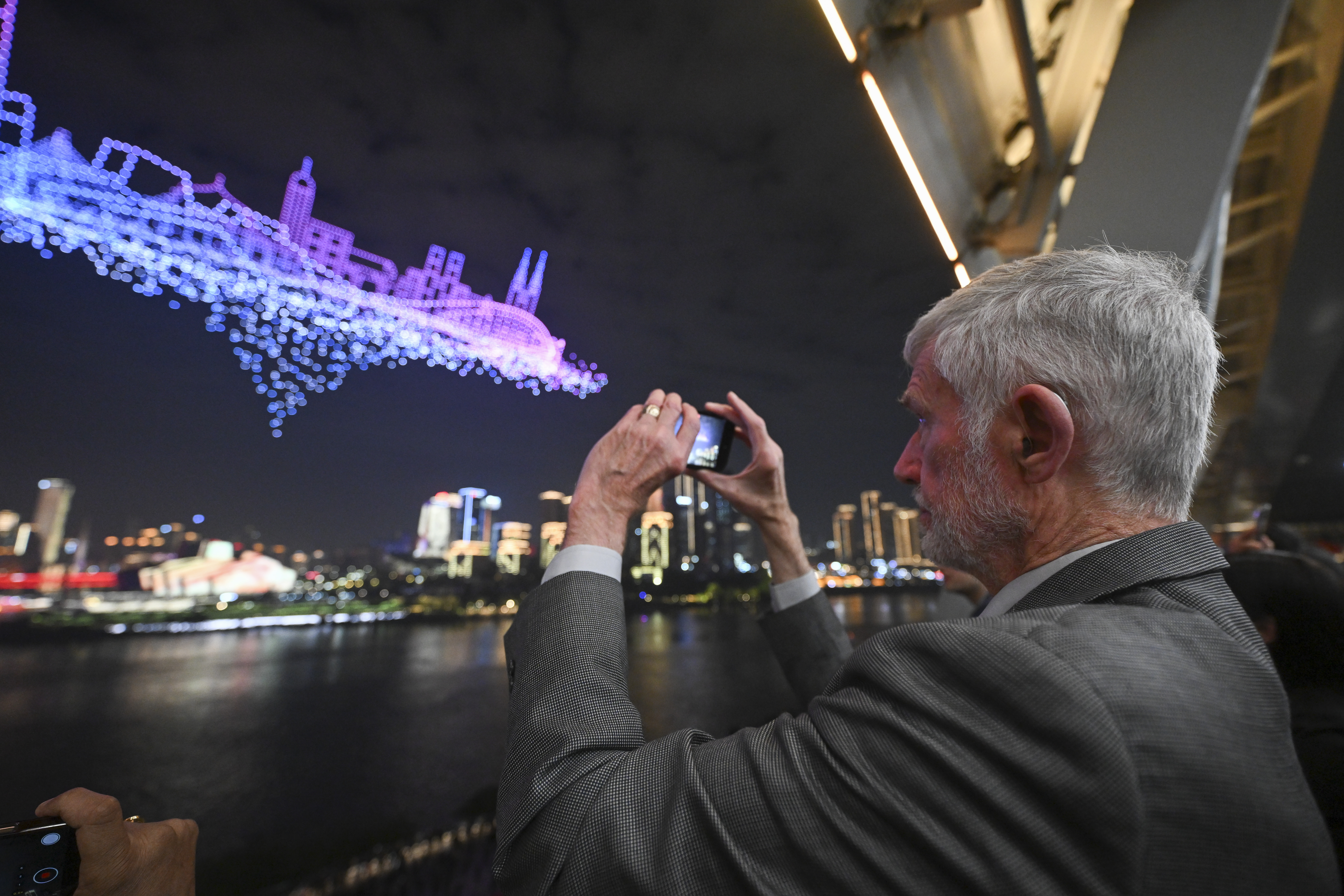 熊猫化身“导游” 世界城市日无人机灯光秀闪耀重庆夜空