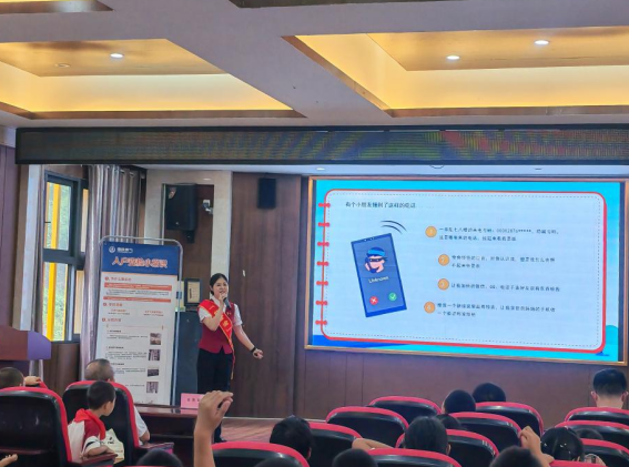 “红金渝”金融服务队以实际行动筑牢金融安全防线_fororder_微信图片_20250919145557