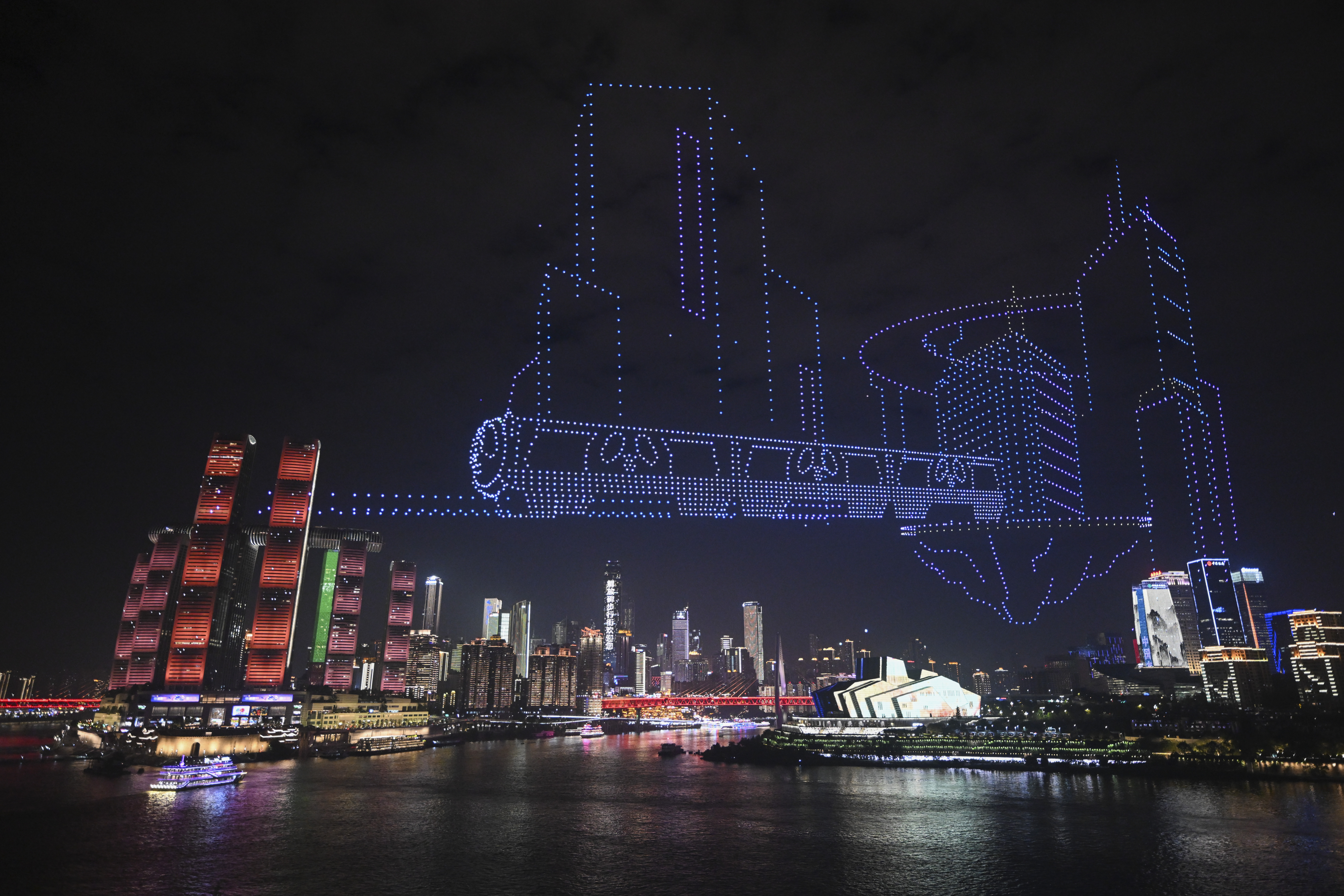 熊猫化身“导游” 世界城市日无人机灯光秀闪耀重庆夜空