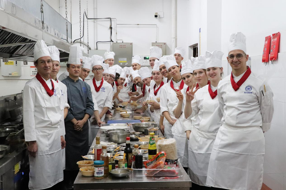 瑞士学子“巴渝美食文化之旅”项目在渝结业 中瑞职教创新合作再结硕果_fororder_mmexport1761628756123